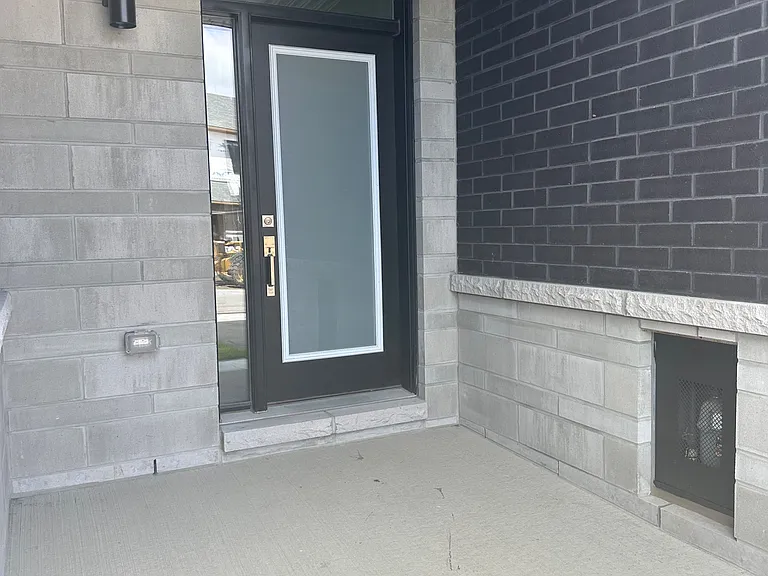 228 Bristol Cres — Photo 2
