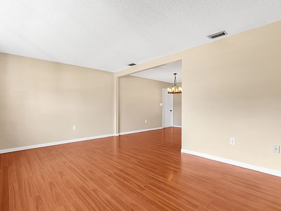 3rd image of 320 Heather Ave