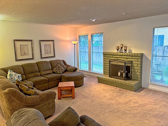 5th image of 1600 Fairington Ln