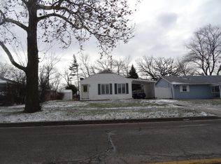 5 Golf View Ln, Carpentersville, IL 60110