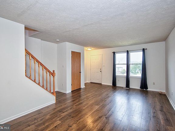 3rd image of 826 Clover Leaf Ct
