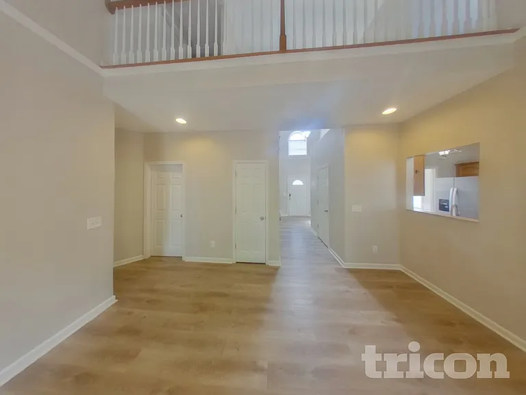 559 Heartland Ln — Photo 3