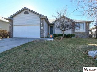 8811 Broken Spoke Dr, Lincoln, NE 68507