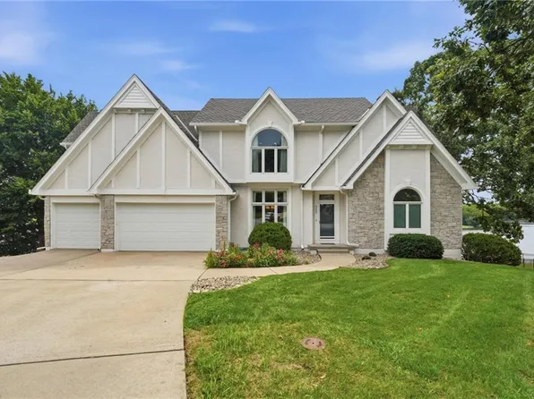 332 NE Warrington Ct, Lees Summit, MO 64064