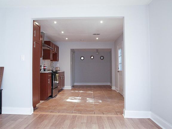 3rd image of 7121 Flora Ave