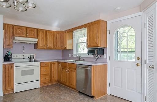 4th image of 121 Belmont St