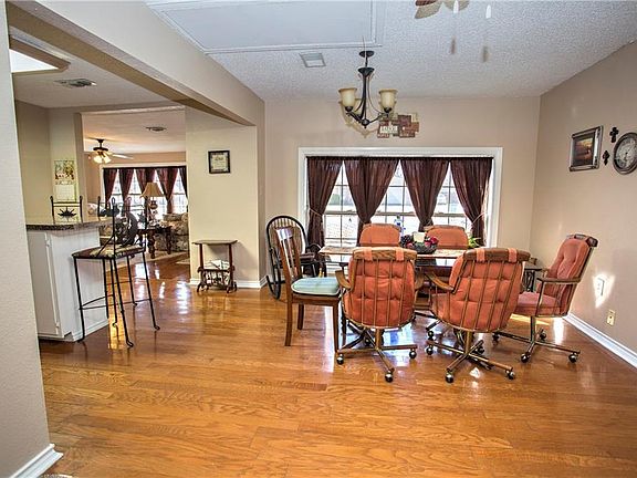 3rd image of 1302 Whaley Dr