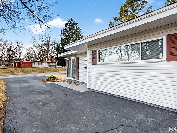 5th image of 19 Marquette Dr