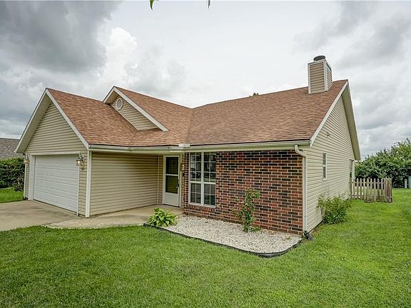 3rd image of 1011 Fox Run Dr