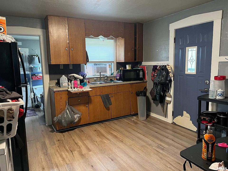 2nd image of 738 W 14th St