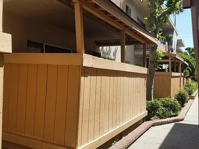 14015 Oxnard St — Photo 32