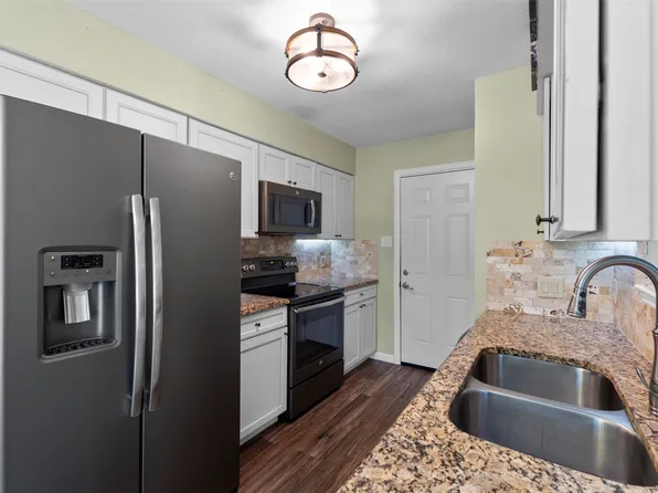 4108 Cypress Springs Dr, Arlington, TX 76001