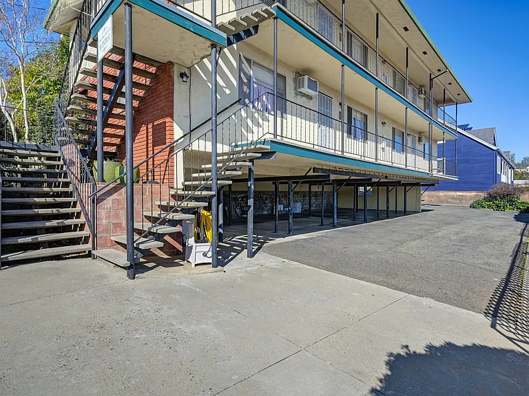 150 Center St — Photo 2