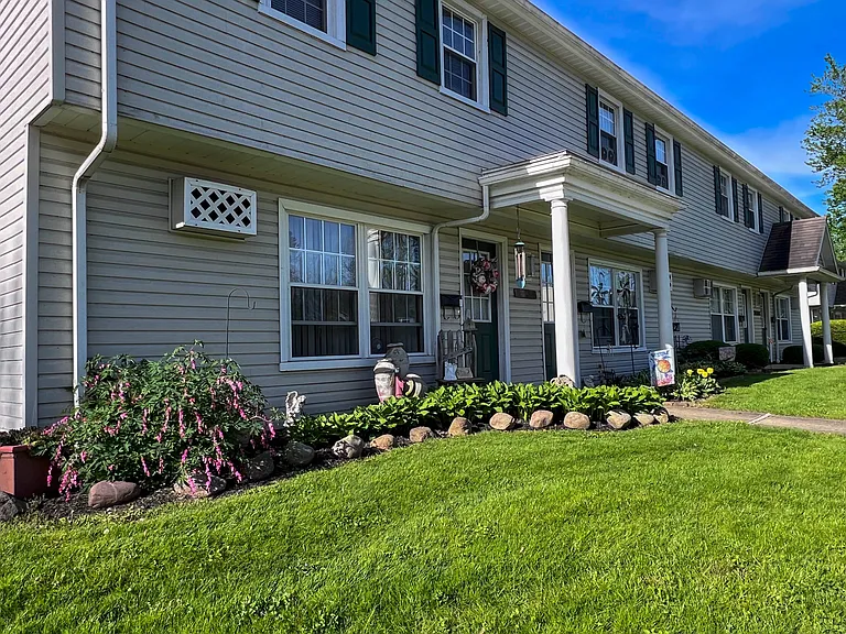Stoney Creek Apartments — Photo 13