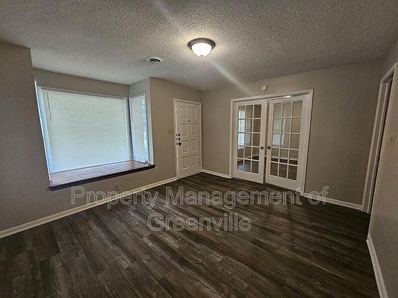 3rd image of 510 Woodside Ln