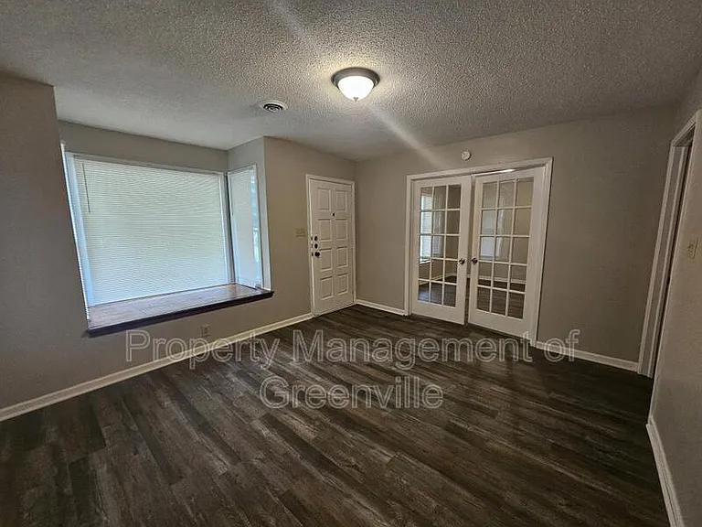 510 Woodside Ln — Photo 3