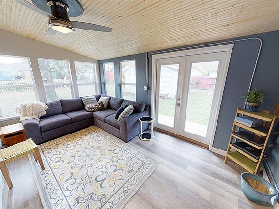3rd image of 310 Beachgrove Dr