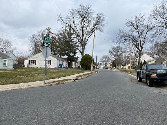 Exterior Neighborhood (street photo)