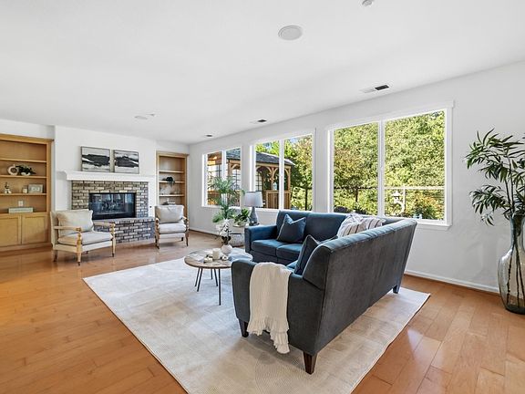 4th image of 6 Deerfield Dr