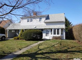42 Rim Ln, Hicksville, NY 11801