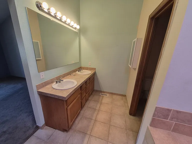 4272 Kingsbury Dr — Photo 7