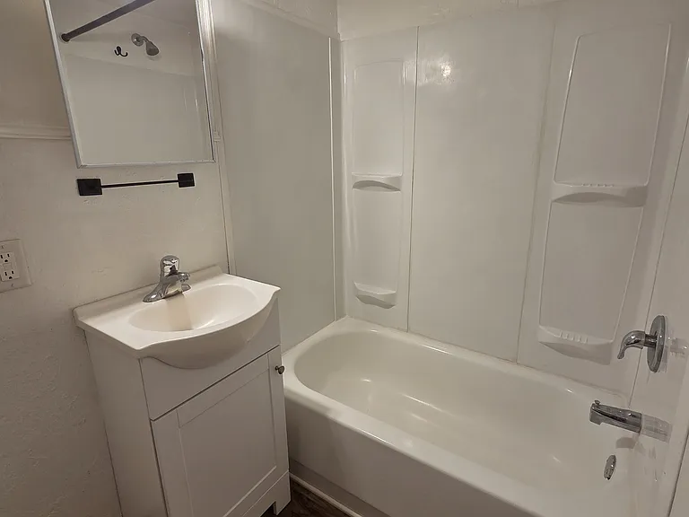 130 Karen St #4 — Photo 7