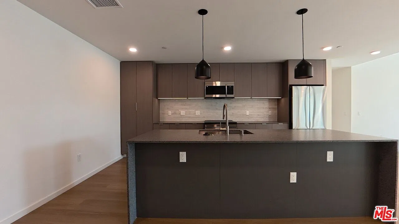 3 bed, 2.5 bath, 1799 sqft, $5,400 — Photo 4