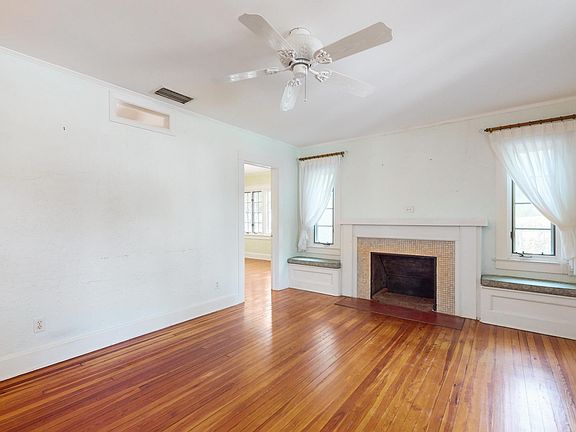 5th image of 271 Connecticut Ave