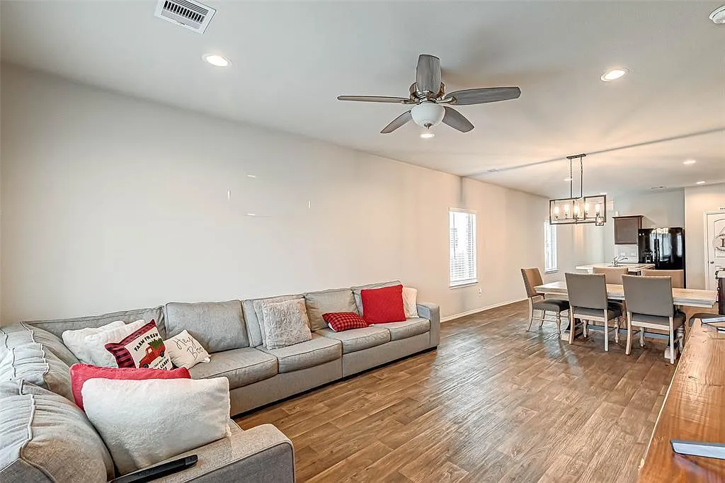 4 bed, 2.5 bath, 2214 sqft, $2,400 — Photo 4