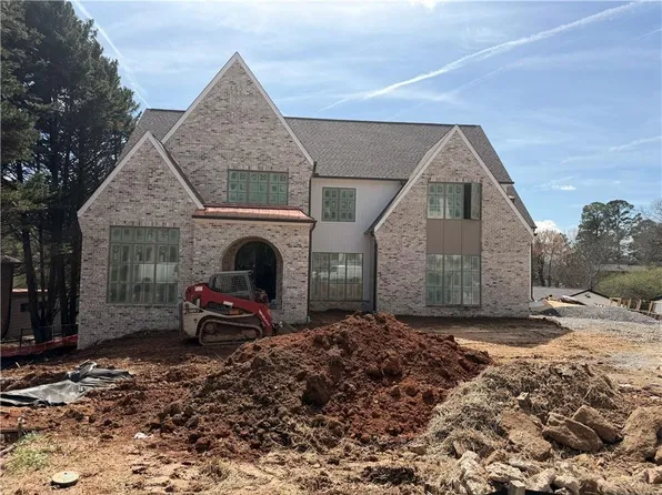 228 Thomas Cir, Roswell, GA 30075