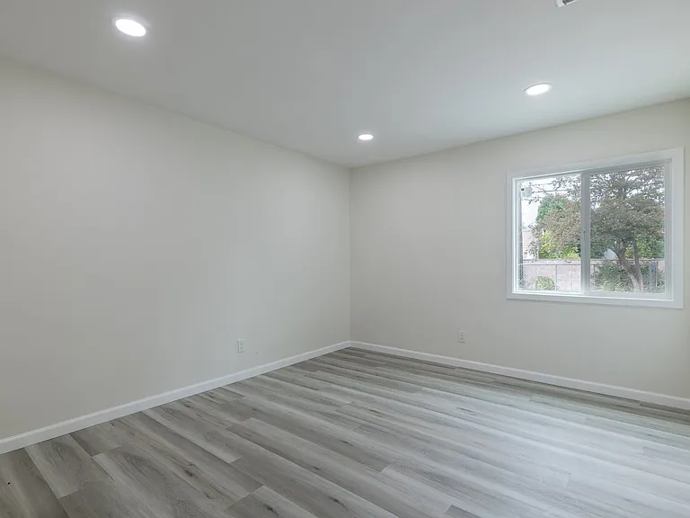 18919 Hart St — Photo 13