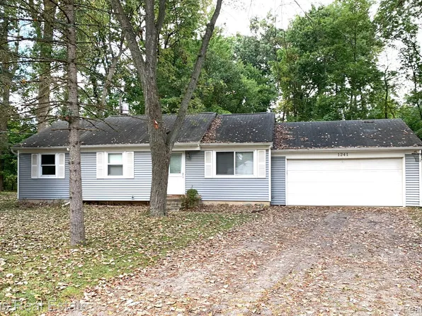 1241 Delta Rd, Walled Lake, MI 48390