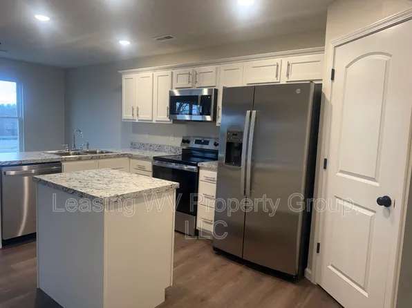 71 Christian Ct, Hurricane, WV 25526