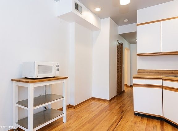 5th image of 1811 N Winchester Ave #2