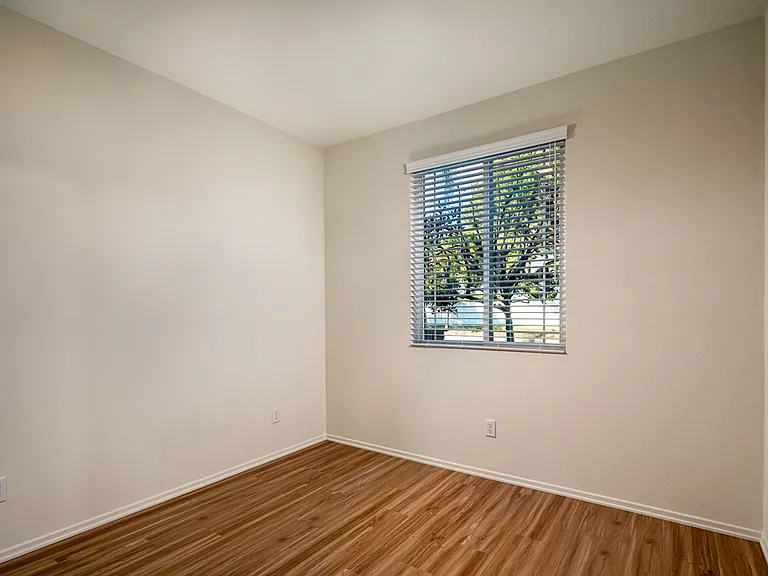 Lincoln East — Photo 12