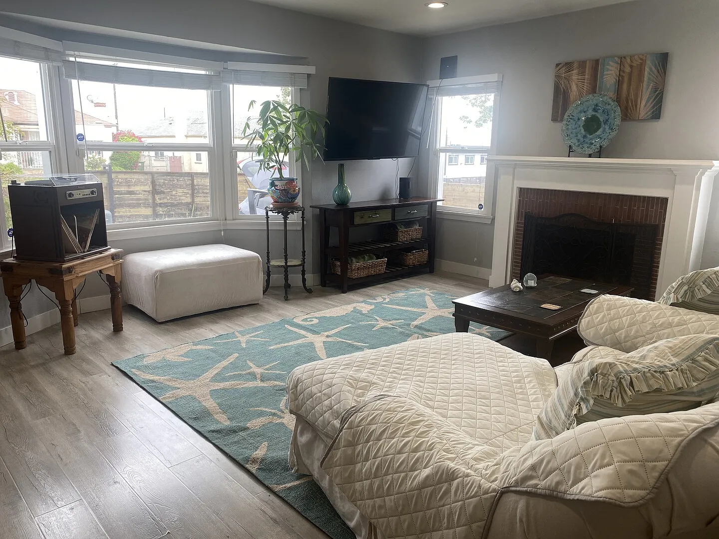 Bright and cozy, furnished home in Windsor Hills (South Los Angeles) — Photo 1