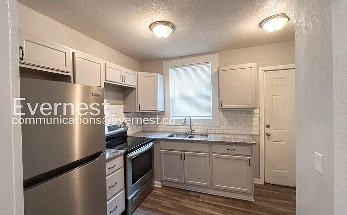 3 bed, 1.0 bath, 1074 sqft, $1,249 — Photo 4
