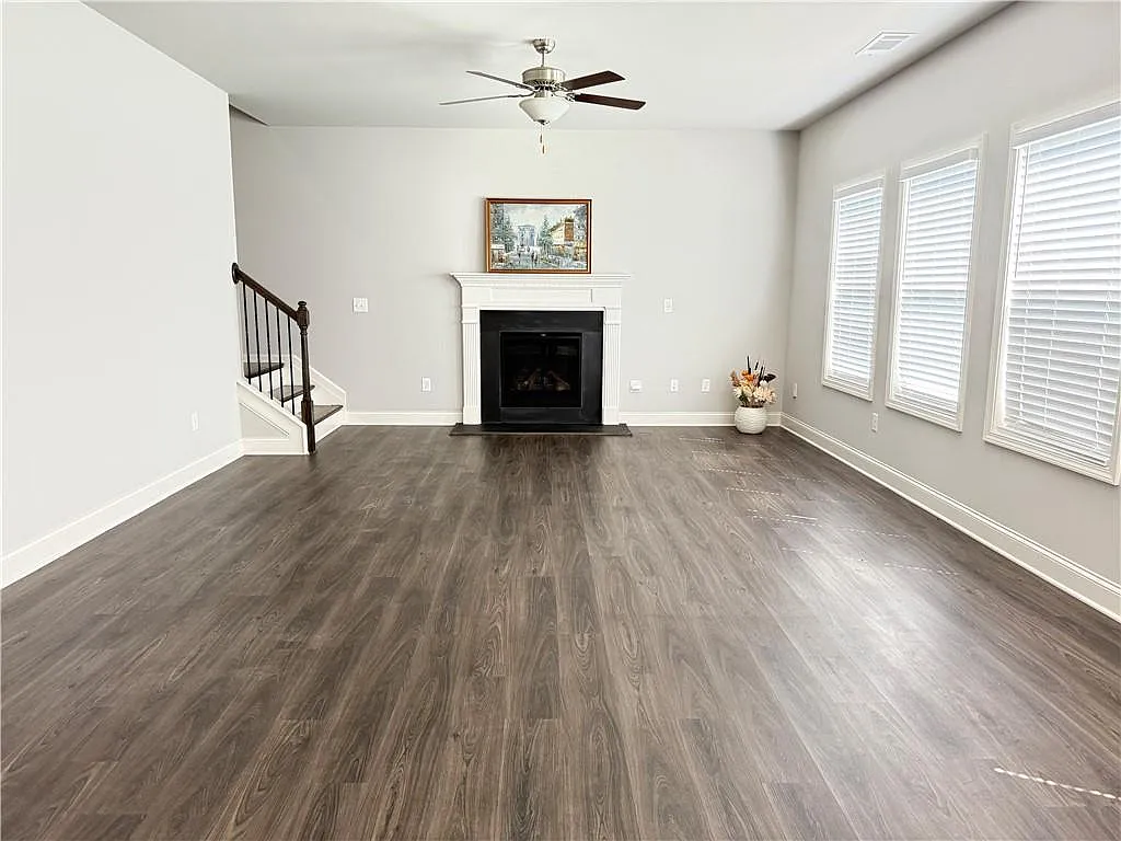 4 bed, 2.5 bath, 2225 sqft, $2,350 — Photo 3
