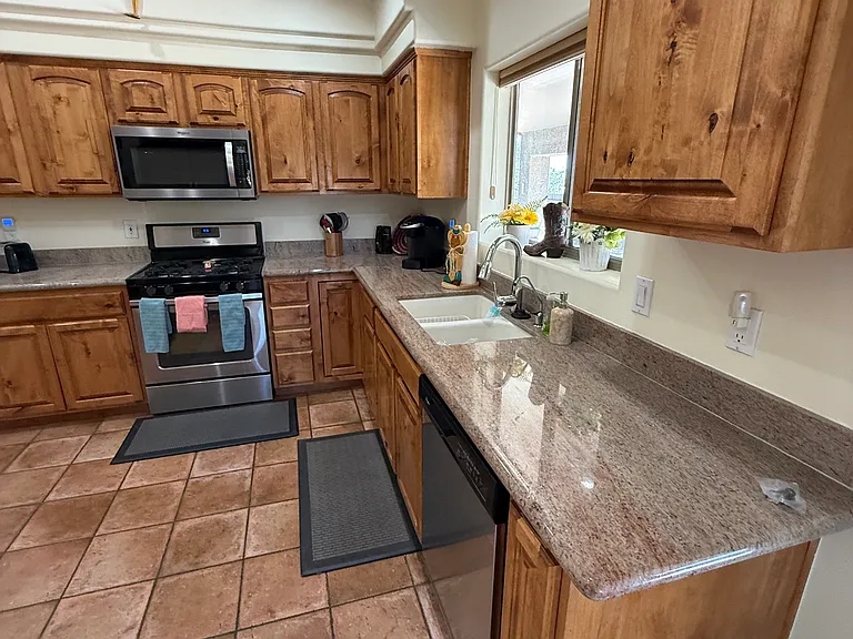 665 N Creekside Dr — Photo 4