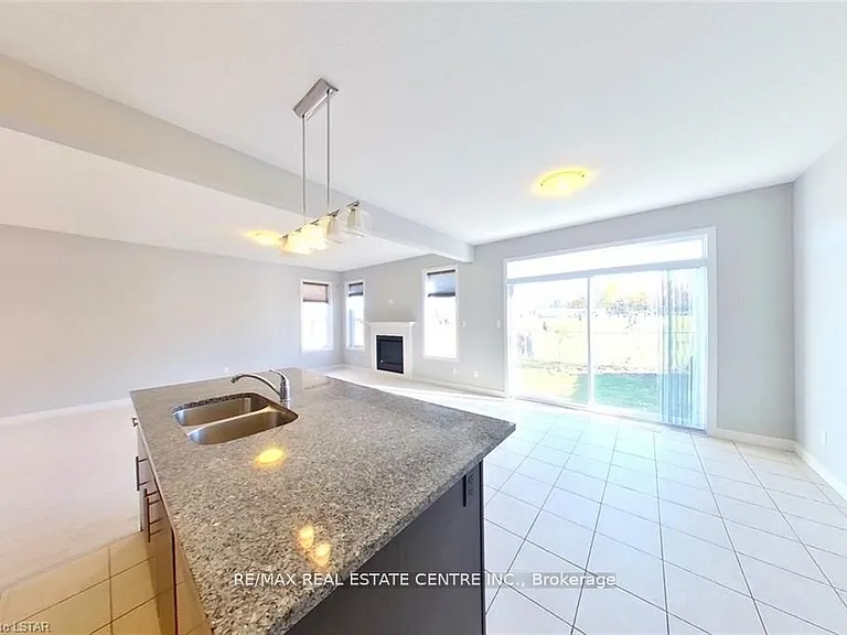 1560 Finley Cres — Photo 8