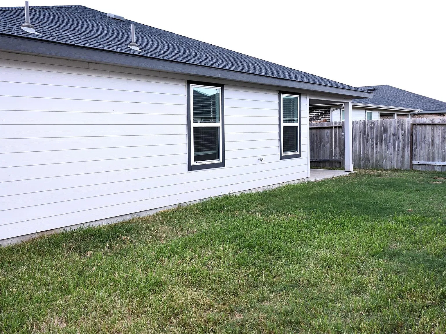 4 bed, 3.0 bath, 2071 sqft, $2,400 — Photo 4