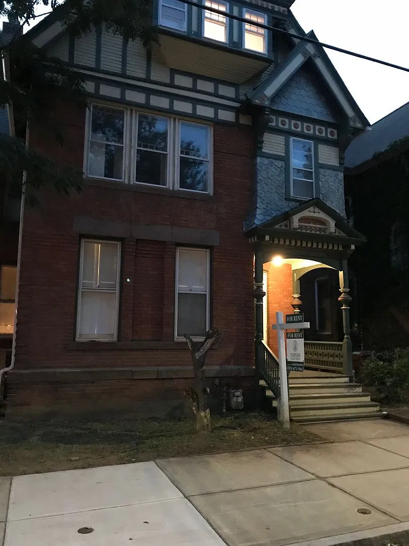Spacious 8 Bed, 5 Bath House Right Next to Yale! ,Off- Street parking, Tons of Space! — Photo 3