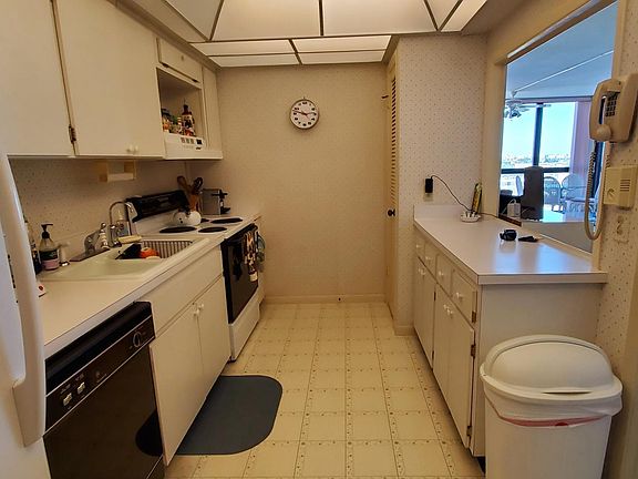 Clean and simple kitchen.