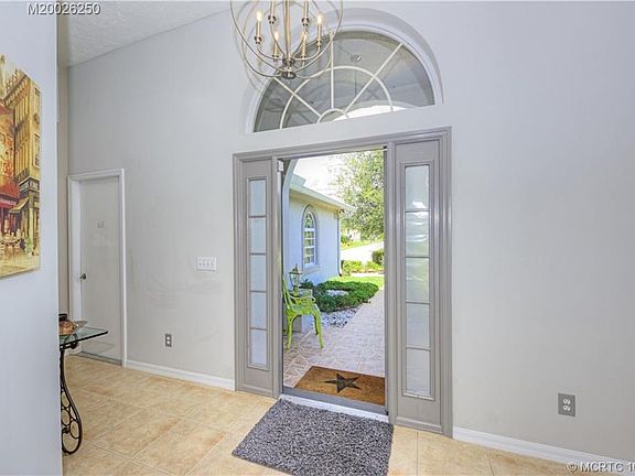 3rd image of 482 SW Jeanne Ave