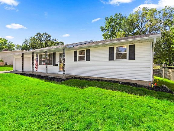 3rd image of 610 Oakwood Ln