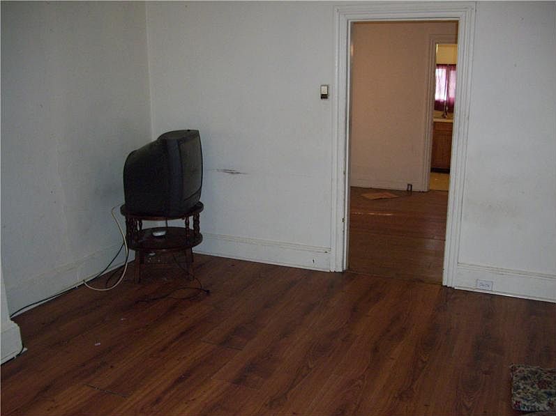 2nd image of 33 1/2 E Adams St