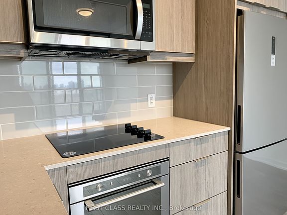 4th image of 36 Manor Rd E #908