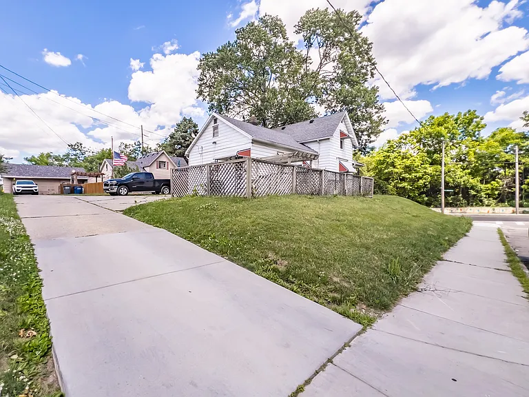 1424 E Broadway St — Photo 20