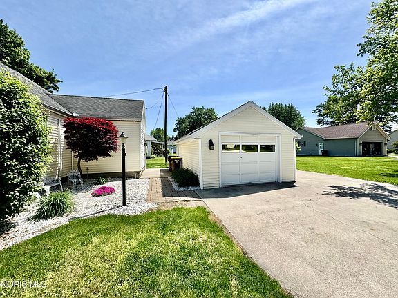 4th image of 1087 N Locust St