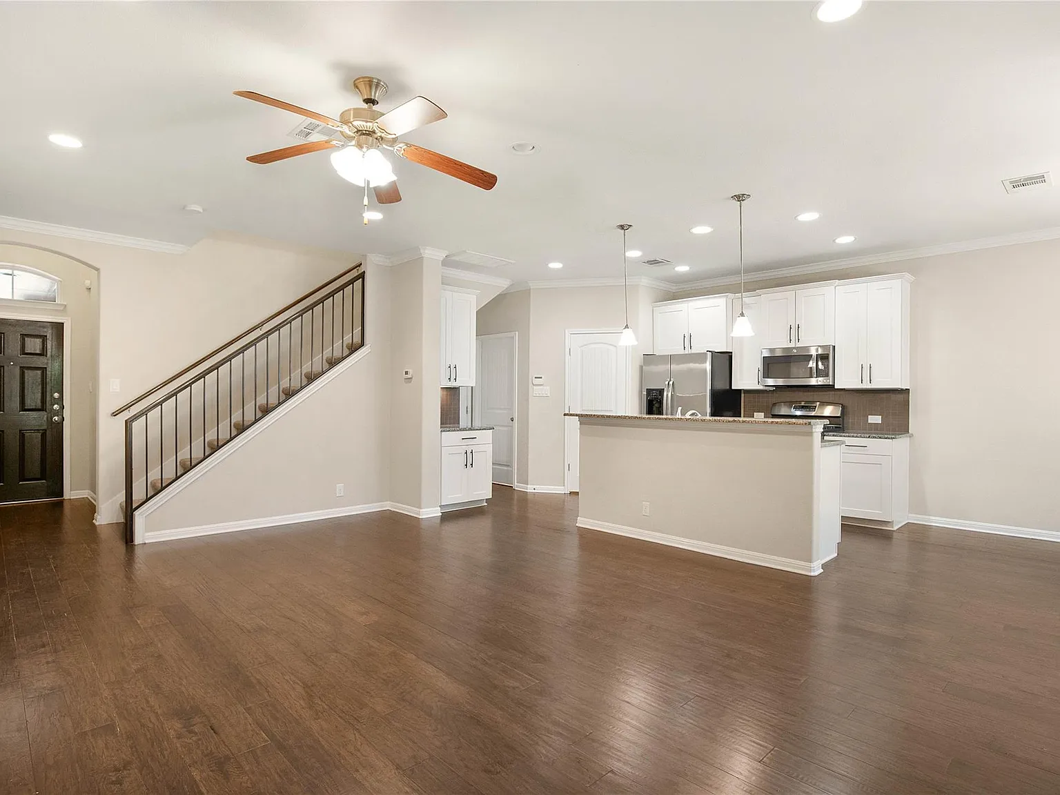 3 bed, 2.5 bath, 1700 sqft, $2,195 — Photo 2
